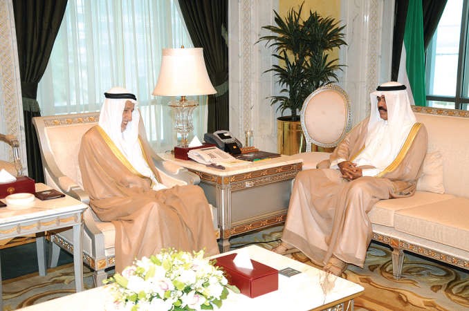سمو نائب الامير وولي العهد الشيخ نواف الاحمد مستقبلا عبدالعزيز العدساني