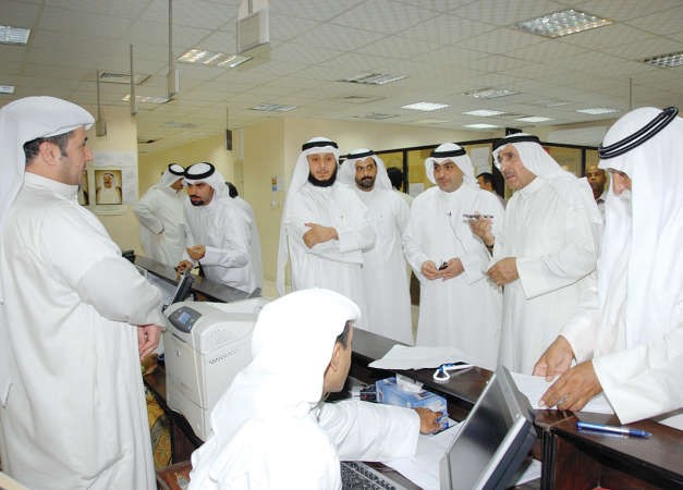 الشيخ احمد المشعل وم احمد الجسار خلال الزيارة الميدانية ﻿