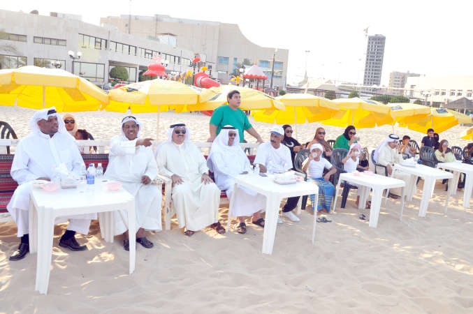 علي القبندي واعضاء لجنة التراث البحري يتابعون الفعاليات احمد علي