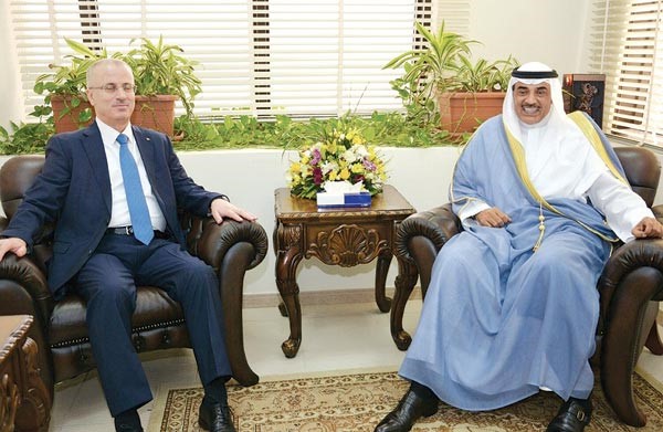النائب الاول لرئيس مجلس الوزراء ووزير الخارجية الشيخ صباح الخالد خلال مباحثاته مع رئيس الوزراء الفلسطيني على هامش الاجتماعكونا