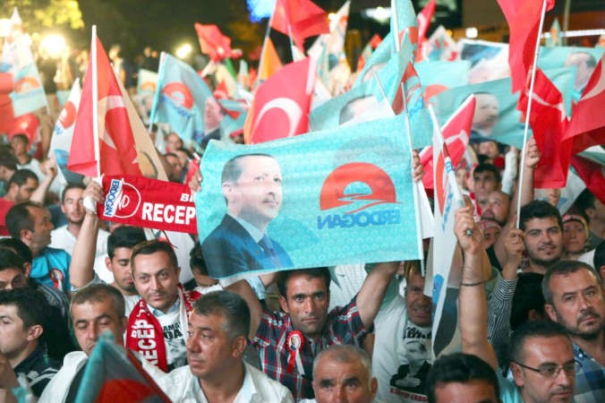 مؤيدون لاردوغان يرفعون صورا له احتفالا بفوزه في الانتخابات الرئاسية بانقرة اول من امس الاول افپ
