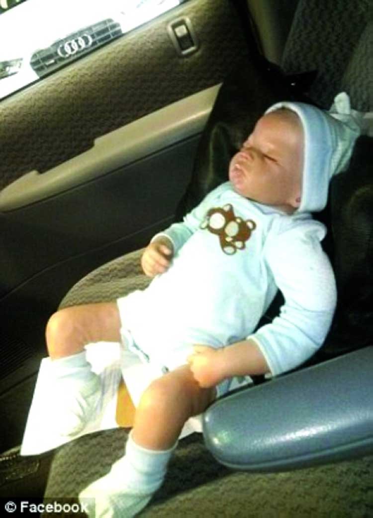 صورة: حطم نافذة السيارة لإنقاذ دمية
