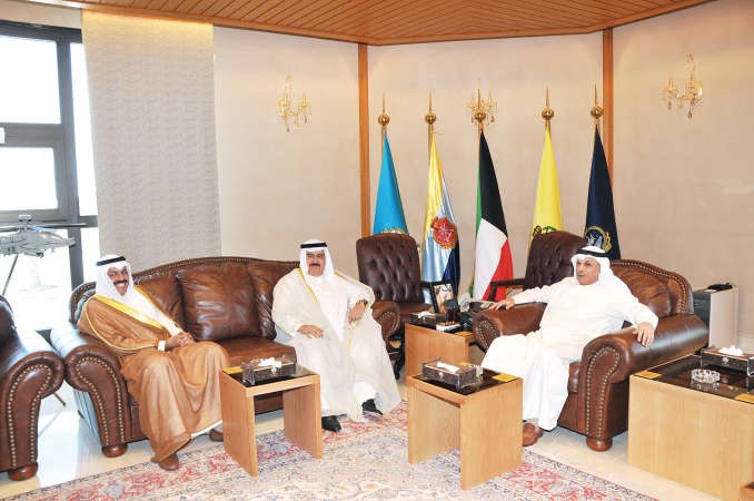 الشيخ خالد الجراح مستقبلا الفريق المتقاعد ثابت المهنا والفريق المتقاعد الشيخ احمد النواف ﻿