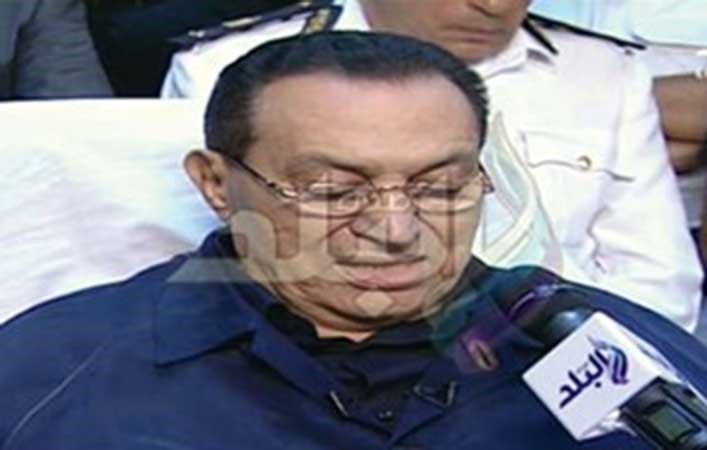 الرئيس المصري الاسبق حسني مبارك خلال تعقيبه على تهم قتل المتظاهرين امام جنايات القاهرة امس صدى البلد