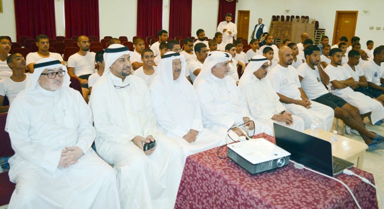 محمد الفارسي وخليفة الراشد وعدد من الحضور خلال محاضرة علمية لشباب الغوص ﻿