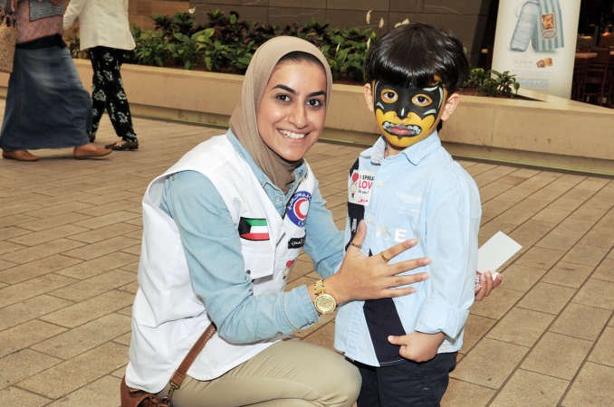 متطوعة الهلال الاحمر واحد الاطفال﻿