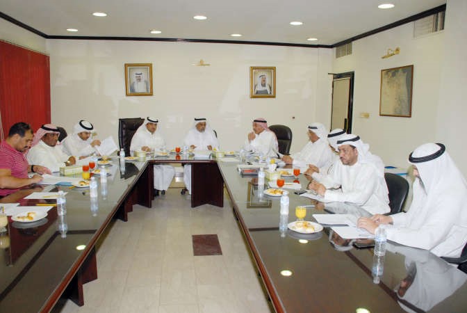 مفهد العتيبي خلال اجتماعه مع مدير فرع بلدية محافظة حولي ومديري الادارات ﻿