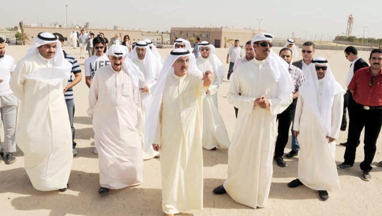 معبدالعزيز الابراهيم ومجاسم اللنقاوي محمود الروضان خلال الجولة على خزانات مياه غرب الفنيطيس ﻿