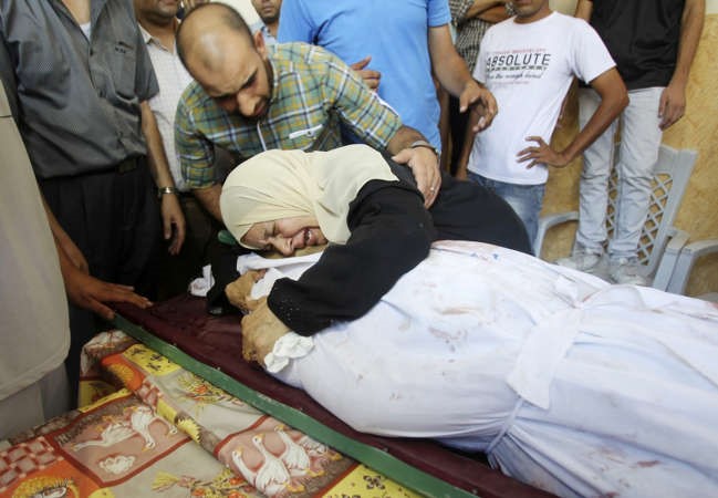 سيدة فلسطينية تبكي احد اقاربها الذي قضى خلال تفكيك قذيفة اسرائيلية بغزة امس	رويترز ﻿