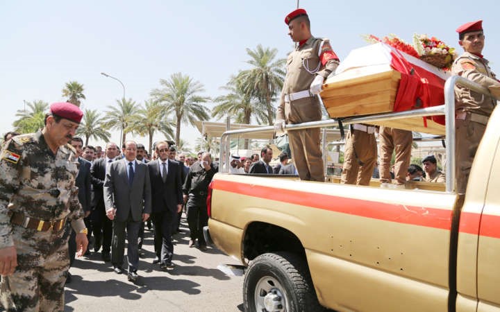 رئيس الوزراء نوري المالكي ووزير الدفاع سعدون الدليمي خلال تشييع اللواء الطيار ماجد عبد السلام عاشور التميمي الذي قتل يوم امس الاول بتفجير الهليكوبتررويترز﻿