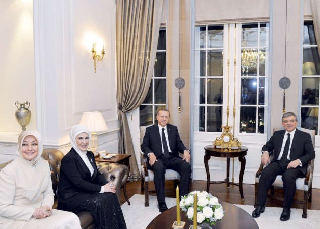 الرئيس التركي عبدالله غول والرئيس المنتخب رجب طيب اردوغان خلال لقائهما في القصر الرئاسي في انقرة 	رويترز﻿