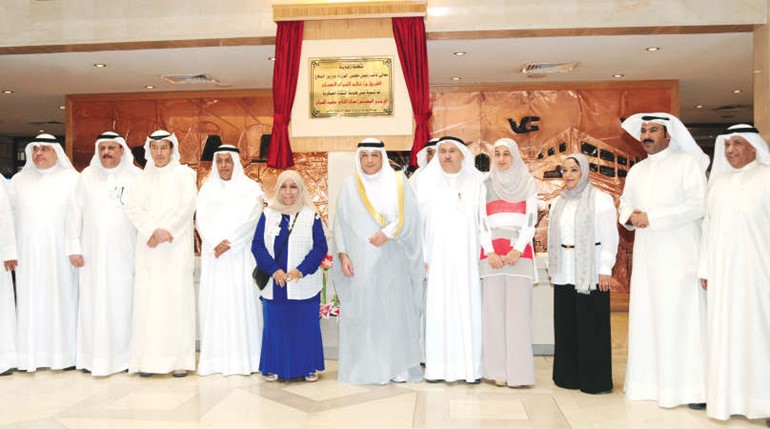 الشيخ خالد الجراح مع الحضور خلال حفل اطلاق اسم المغفور له باذن الله تعالى المرحوم الشيخ صباح الناصر على مبنى هندسة المنشات العسكرية ﻿