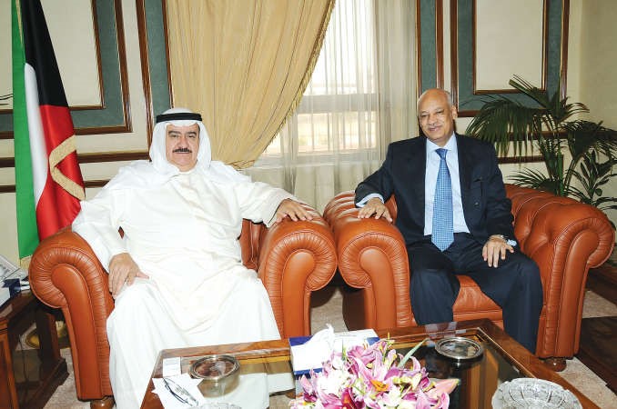 الفريق مثابت محمد المهنا مستقبلا السفير عبدالكريم سليمان ﻿