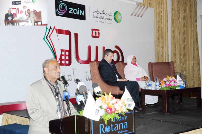 العضو المنتدب الرئيس التنفيذي في شركة زين السودان الفاتح عروة وفادي سليم الفقيه الرئيس التنفيذي لبنك الخرطوم ووزيرة العلوم والاتصالات في السودان دتهاني عبدالله﻿