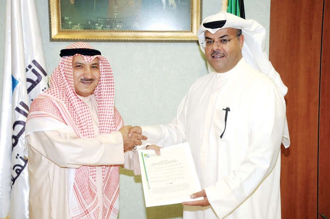 علي حسن وانور مال الله خلال توقيع العقد﻿