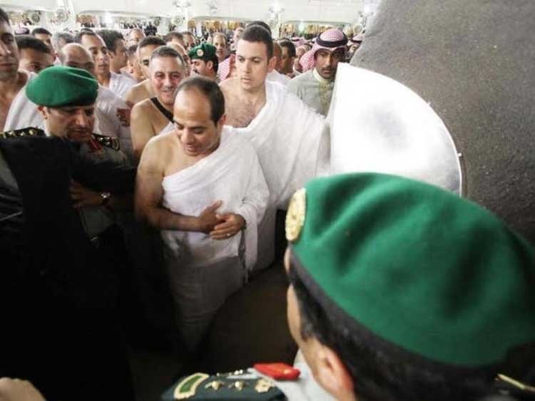 بالفيديو والصور .. الرئيس المصري عبد الفتاح السيسي أثناء أدائه مناسك العمرة
