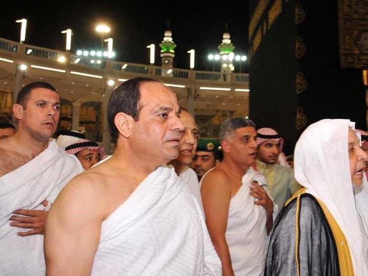بالفيديو والصور .. الرئيس المصري عبد الفتاح السيسي أثناء أدائه مناسك العمرة