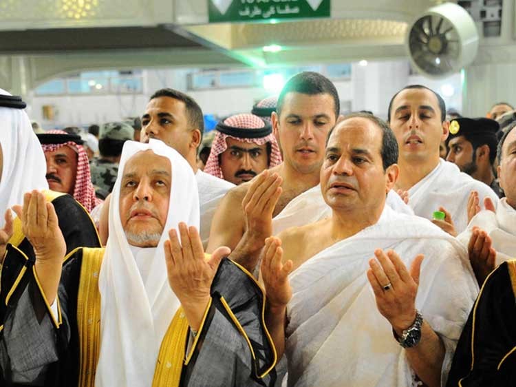 بالفيديو والصور .. الرئيس المصري عبد الفتاح السيسي أثناء أدائه مناسك العمرة