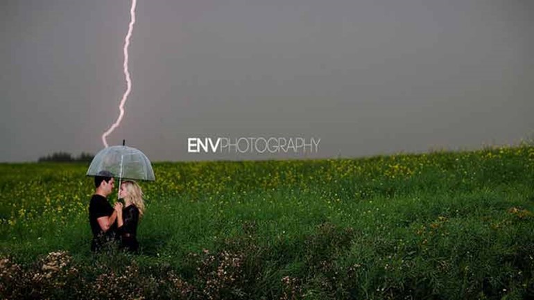 صورة: مصورة تلتقط صورة نادرة للبرق يضرب فوق رأس عاشقين في صور الخطوبة