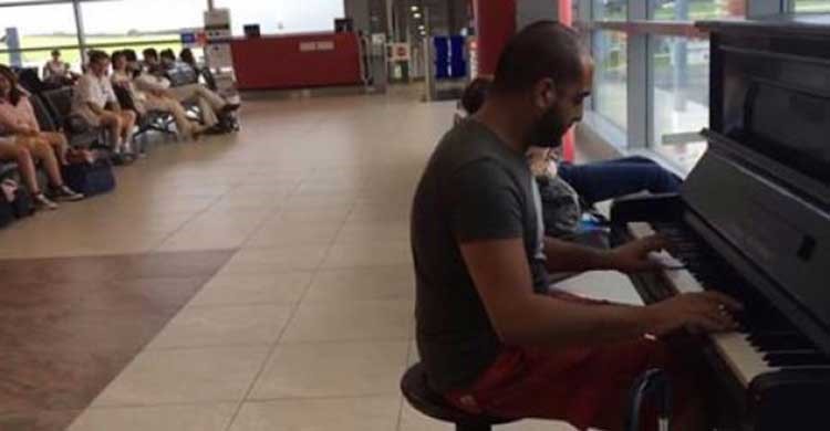 بالفيديو.. شاب لبناني يجذب أنظار جميع الموجودين في مطار براغ الدولي