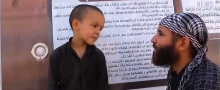 بالفيديو..شاهد تأثير "داعش" على عقول الشباب ورفض أحد عناصرهم الحديث مع مراسل قناة كردية