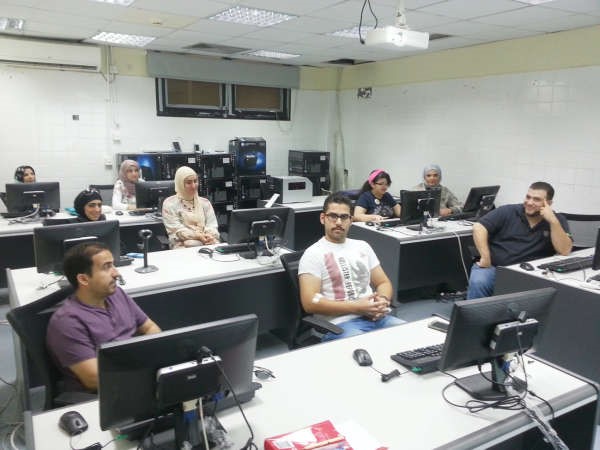 اعضاء الفرق اثناء تدريبهم على نظام بنك الدم