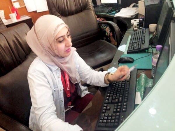 واخرى تقوم بعملها التطوعي