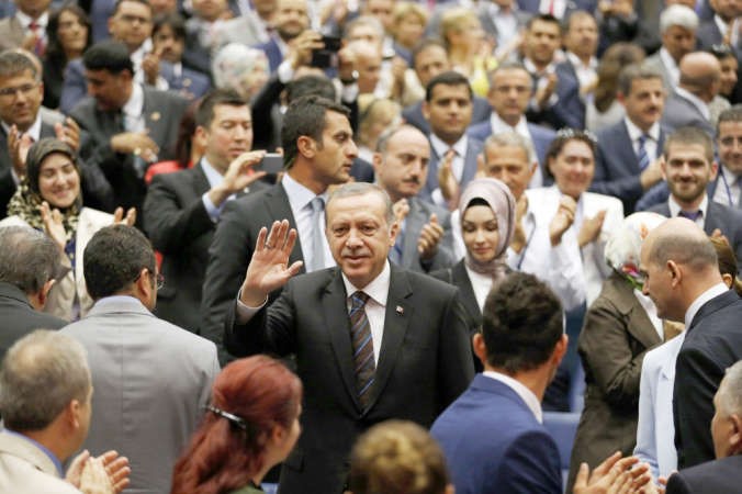 الرئيس التركي المنتخب رجب طيب اردوغان خلال وصوله الى مقر حزب العدالة والتنمية في انقرة رويترز