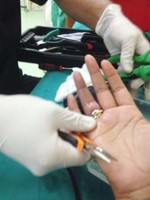 اطفائي يتعامل مع الحادثة في المستشفى