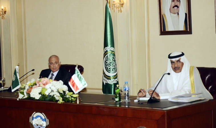 الشيخ صباح الخالد ودنبيل العربي خلال المؤتمر الصحافي