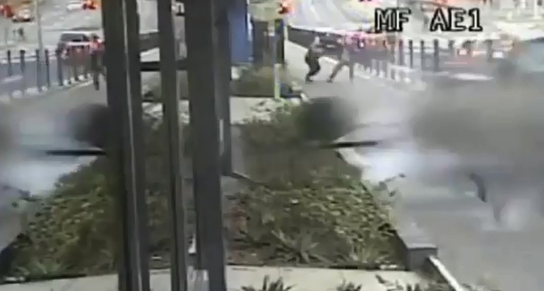بالفيديو.. ثوانٍ قليلة كانت تفصل بين شخصين و موت محقق 