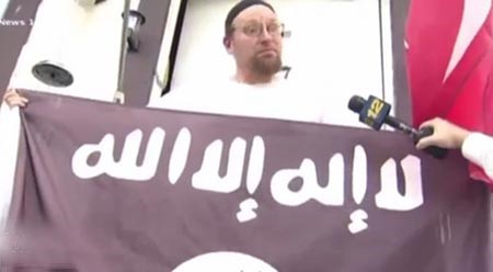 بالفيديو.. أميركي يثير الجدل برفع علم "داعش" فوق منزله.. ومنشورات تدعو الانجليز للهجرة لدولة الخلافة !!
