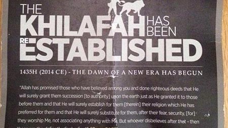 بالفيديو.. أميركي يثير الجدل برفع علم "داعش" فوق منزله.. ومنشورات تدعو الانجليز للهجرة لدولة الخلافة !!