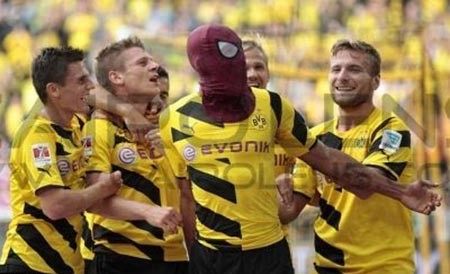 بالفيديو والصور.. عودة انتشار ظاهرة "سبايدر مان" في الملاعب