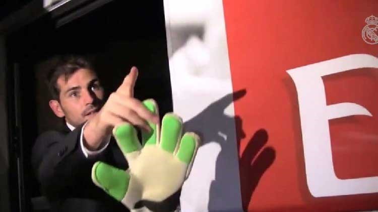 بالفيديو.. كاسياس يهدي "قفاز السوبر" إلى أحد الأطفال 