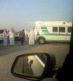 سيارة الاسعاف لحظة نقل المصاب﻿
