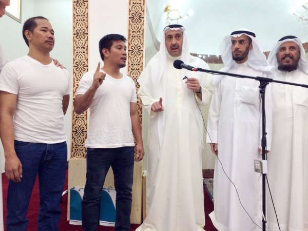 الشيخ فيصل الحمود يلقن الشهادتين للمهتديين بحضور دمحمد العوضي ومنيف العجمي