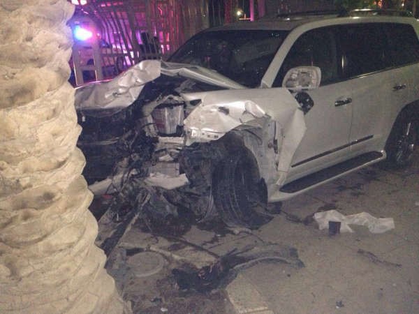 السيارة بعد اصطدامها بالشجرة﻿