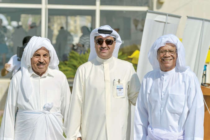 خالد الفودري يتوسط النوخذة خليفة الراشد وثامر السيار
