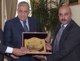 م محلب متسلما الدرع التذكارية من حسام الامام