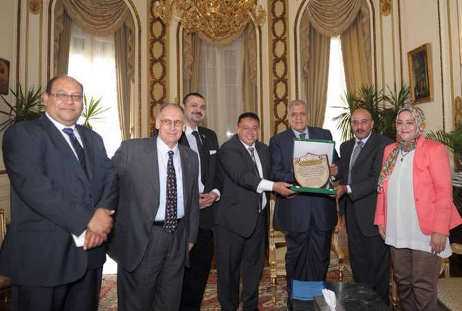 م ابراهيم محلب مستقبلا الوفد الزائر