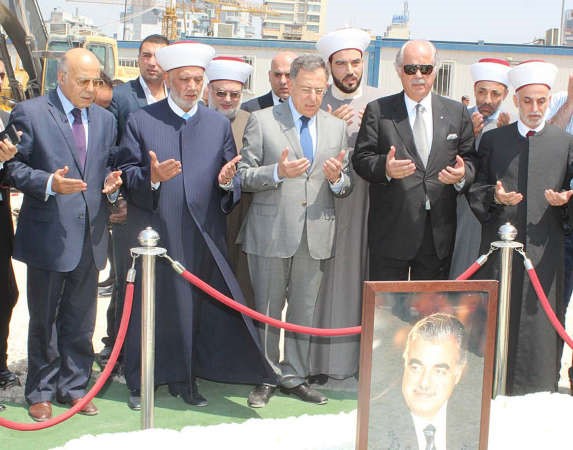 مفتي الجمهورية المنتخب الشيخ عبد اللطيف دريان والرئيس فؤاد السنيورة خلال زيارة لضريح الرئيس الشهيد الحريري محمود الطويل