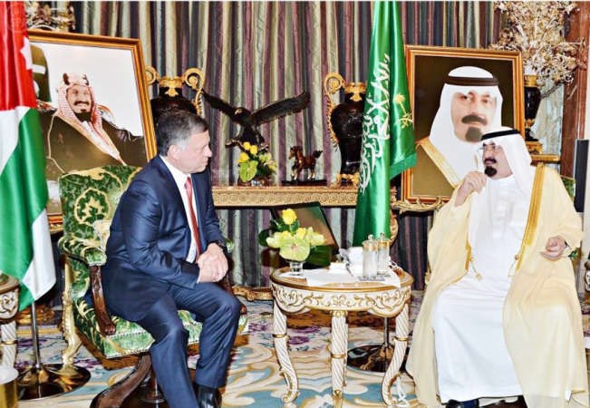 خادم الحرمين الملك عبدالله بن عبدالعزيز خلال استقباله العاهل الاردني الملك عبدالله الثاني في جدة امس الاولواس﻿