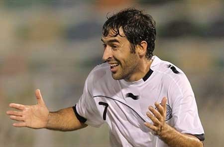 المهاجم الاسباني راؤول غونزاليس
