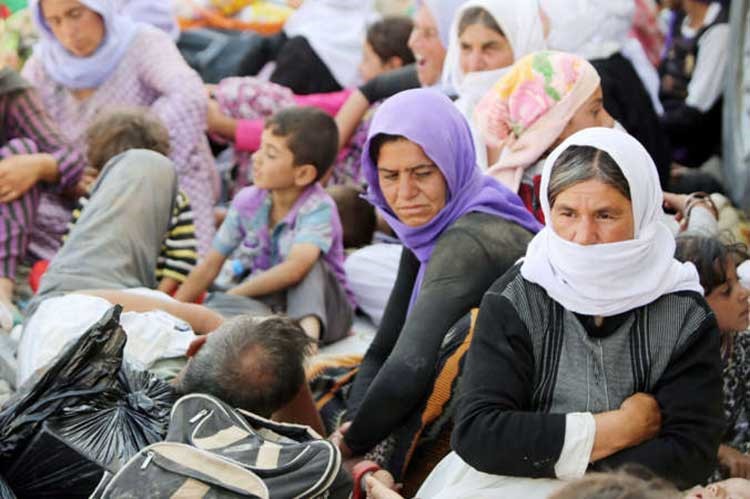 عراقيون ايزيدون في معسكر للاجئين قرب دهوك شمال العراق امس افپ