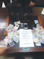 الخمور والمبالغ المضبوطة بحوزة المخالف﻿