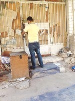 احد رجال امن الفروانية بزيه المدني يغلق محلا مخالفا