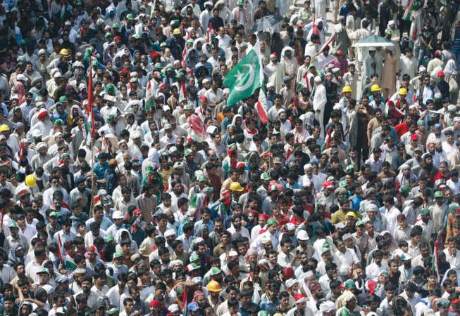 الاف الباكستانيين يحتشدون في مسيرة مناهضة للحكومة في اسلام اباد امس رويترز 