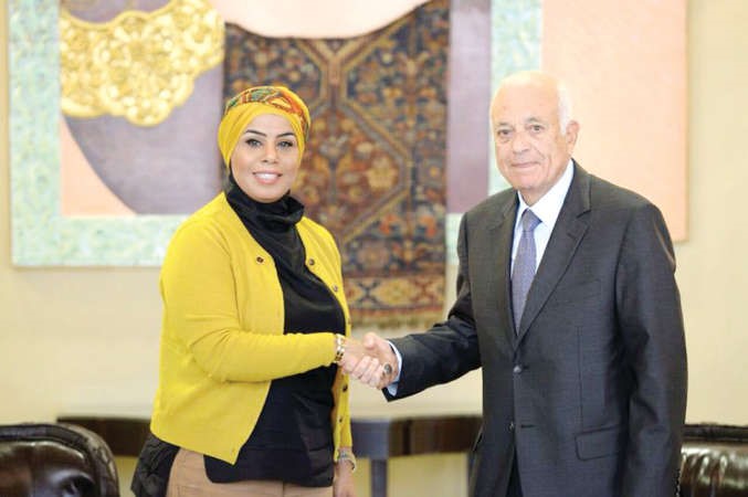 د نبيل العربي مصافحا نجاة الحشاش ﻿
