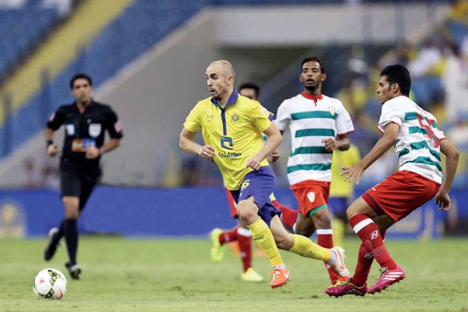 لاعب النصر ادريان ميرزيفسكي يتجاوز مدافعي نجران موقع النصر
